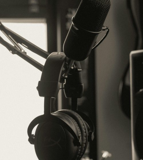 Photo d'un micro de podcast avec son caque