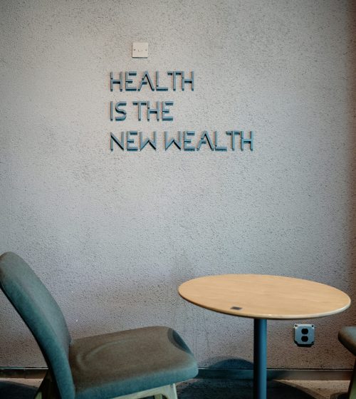photo d'une chaise et d'une table dans un café